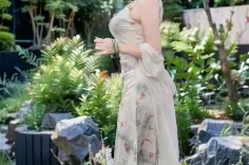 疑似张婉婷家暴宋宁峰张婉婷被曝多次对丈夫宋宁峰实施肢体暴力将踹飞3米远被拍到时面容憔悴脸上疑有伤痕
